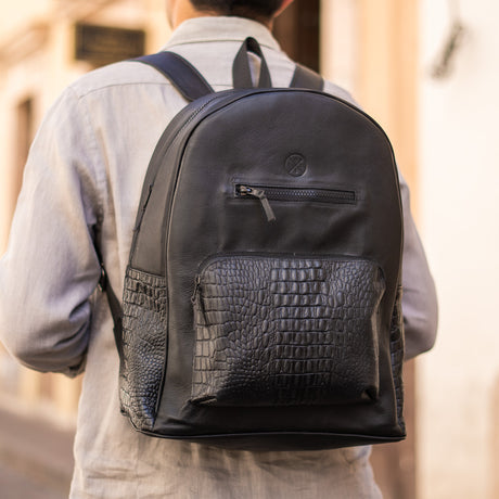 Mochila hecho en piel con detalles grabados en cocodrilo color negro | MH003