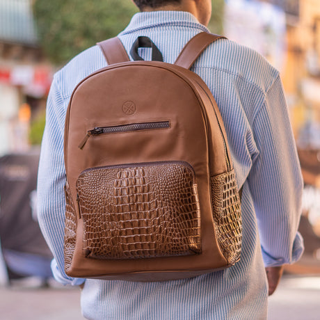 Mochila hecho en piel con detalles grabados en cocodrilo color cafe | MH001