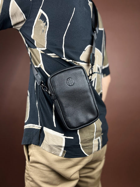 Crossbody hecha en piel color negra | GB004