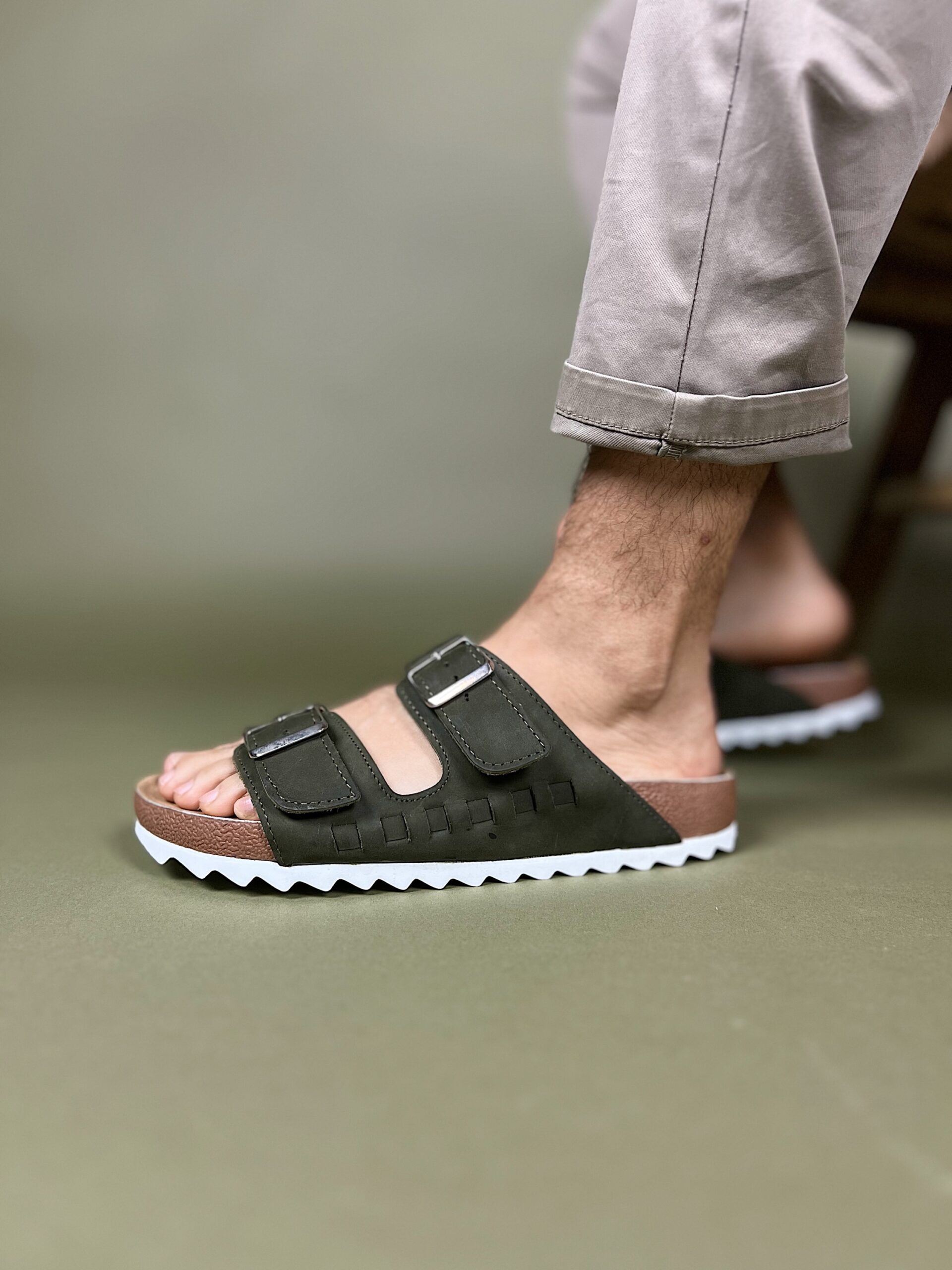 Sandalia unisex hecha en piel color verde | SH005 - Imagen 2