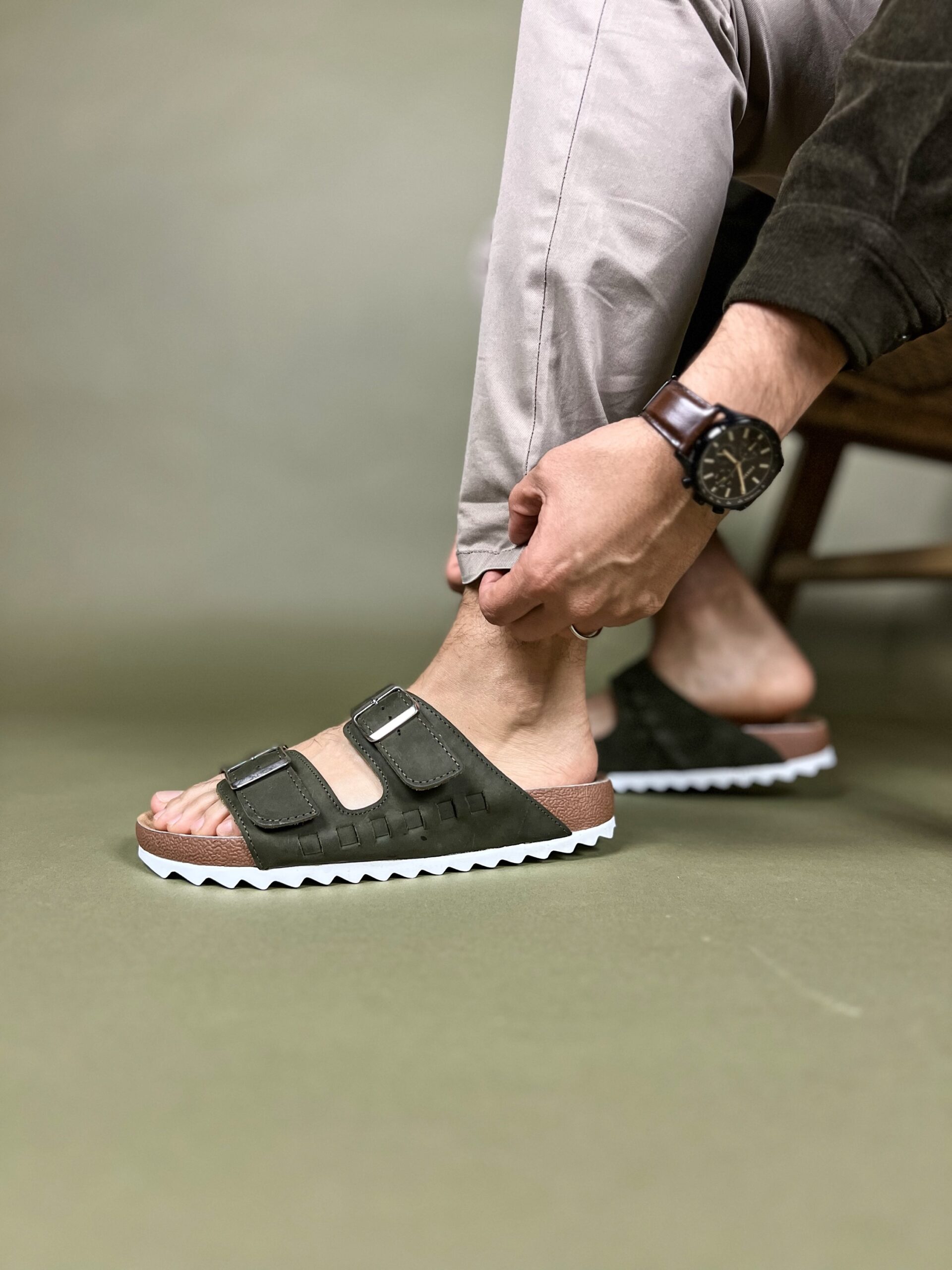 Sandalia unisex hecha en piel color verde | SH005