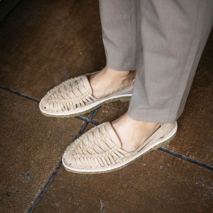 Huarache OAXACA en piel nobuck arena y suela en crepe original | AC104 - Imagen 9